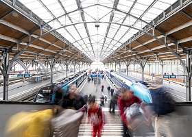 Lübecker Hauptbahnhof mit sich bewegenden Menschen