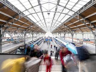 Lübecker Hauptbahnhof mit sich bewegenden Menschen