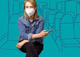 Frau mit Maske sitzt in einem gezeichneten Zug.