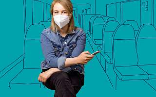 Frau mit Maske sitzt in einem gezeichneten Zug.