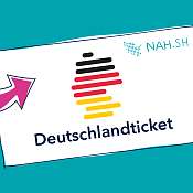 Abbildung eines Deutschlandtickets von NAH.SH auf türkisem Hintergrund mit pinkem Pfeil