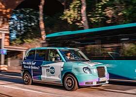 remo (NAHSHUTTLE) ist auf der Straße unterwegs und fährt an Bus vorbei