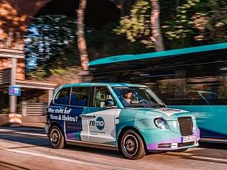 In der Region Rendsburg rollt seit genau zwei Jahren der On-Demand-Dienst remo. Ein besonderer Hingu-cker sind die zwei „London Cabbies“ mit Hybridantrieb.  remo (NAHSHUTTLE) ist auf der Straße unterwegs und fährt an Bus vorbei