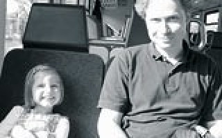 Drei Schwestern und ein Vogel Strauß 1