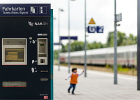 Links: Fahrkartenautomat und rechts ein Bahnsteig