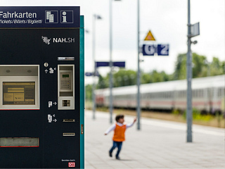 Symbolbild Tarif Links: Fahrkartenautomat und rechts ein Bahnsteig