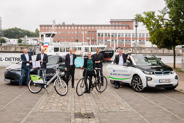 Die Projektpartner von COMBINATION wollen gemeinsam die Verkehrswende beschleunigen. v.l.n.r.: Prof. Dr. Marco Hardiman und Prof. Dr. Gordon Eckardt (FH Kiel), NAH.SH-Geschäftsführer Dr. Arne Beck, Clara Döge (NAH.SH), EKSH-Geschäftsführer Stefan Sievers und FH-Kiel-Präsident Prof. Dr. Björn Christensen). Foto: Andreas Diekötter