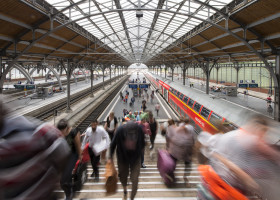 Bild mit Pendlern im ahnhof Lübeck