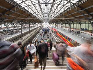Bild von Fahrgästen im Bahnhof Lübeck