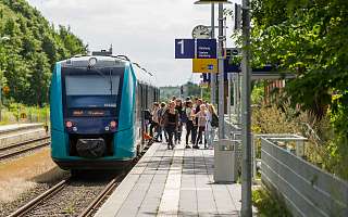 Zug an einem Bahngleis