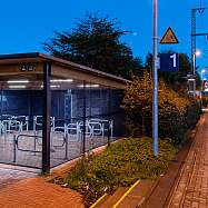 Bild einer beleuchteten Bike und Ride-Anlage in Jübek bei Nacht