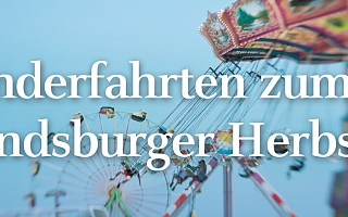  Im Hintergrund mehrere Fahrgeschäftmöglichkeiten, im Vordergrund ein Schriftzug: Sonderfahrten zum Rendsburger Herbst