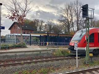 Eröffnung B+R Anlage Felde. Foto: Olav Greve Foto des Bahnhofs Felde mit Bike+Ride-Anlage