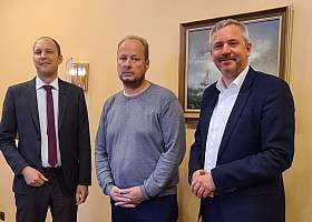 NAH.SH-Geschäftsführer Dr. Arne Beck, DB Regio-Chef Torsten Reh und Pendlervertreter Achim Bonnichsen