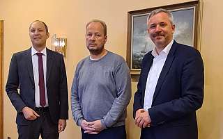 NAH.SH-Geschäftsführer Dr. Arne Beck, DB Regio-Chef Torsten Reh und Pendlervertreter Achim Bonnichsen