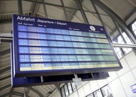 Anzeigetafel am Bahnhof