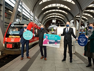 Bild am Kieler Hauptbahnhof von Torsten Reh, Regionalleitung bei DB Regio Nord, Verkehrsminister Dr. Bernd Buchholz, NAH.SH-Geschäftsführer Dr. Arne Beck und NAH.SH-Prokuristin Petra Coordes zum Aktionstag
