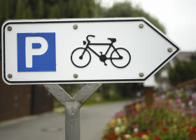 Fahrradparkplatzwegweiser als Schild