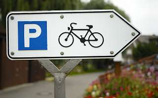 Fahrradmitnahmeverbot Fahrradparkplatzwegweiser als Schild