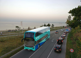 Fotomontage Doppelstockbus auf einer Straße mit anderen Autos als Verkehrsteilnehmende