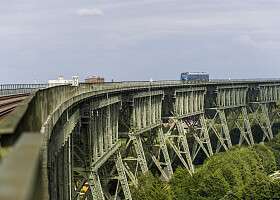 Zug auf Hochbrücke