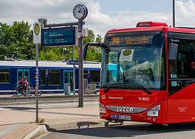 Bild von Bahn und Bus am Bahnhof