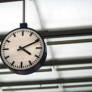 Bild einer Bahnhofsuhr