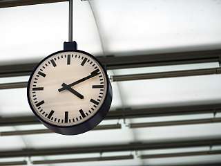 Bild einer Bahnhofsuhr