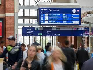 Bild mit Fahrgästen im Hauptbahnhof Kiel