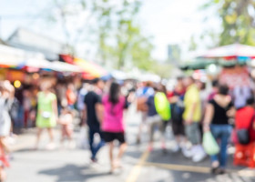 Personen auf einem Wochenmarkt