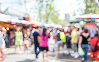 Personen auf einem Wochenmarkt