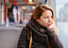 Bild einer Frau im Bus
