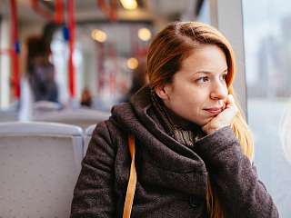 Bild einer Frau im Bus