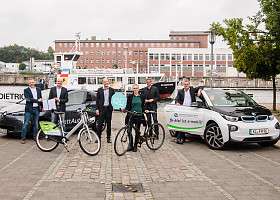 Bild der Projektpartner von COMBINATION: Prof. Dr. Marco Hardiman und Prof. Dr. Gordon Eckardt (FH Kiel), NAH.SH-Geschäftsführer Dr. Arne Beck, Clara Döge (NAH.SH), EKSH-Geschäftsführer Stefan Sievers und FH-Kiel-Präsident Prof. Dr. Björn Christensen