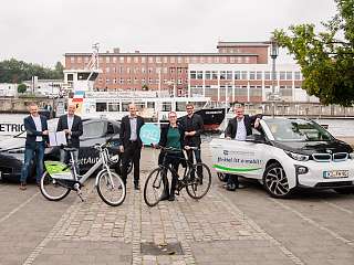 Die Projektpartner von COMBINATION wollen gemeinsam die Verkehrswende beschleunigen. v.l.n.r.: Prof. Dr. Marco Hardiman und Prof. Dr. Gordon Eckardt (FH Kiel), NAH.SH-Geschäftsführer Dr. Arne Beck, Clara Döge (NAH.SH), EKSH-Geschäftsführer Stefan Sievers  Bild der Projektpartner von COMBINATION: Prof. Dr. Marco Hardiman und Prof. Dr. Gordon Eckardt (FH Kiel), NAH.SH-Geschäftsführer Dr. Arne Beck, Clara Döge (NAH.SH), EKSH-Geschäftsführer Stefan Sievers und FH-Kiel-Präsident Prof. Dr. Björn Christensen