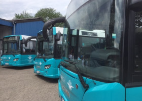 Frontansicht von drei Bussen