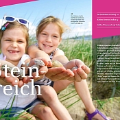 Zwei Kinder zeigen Steine in die Kamera, daneben steht der Schriftzug Steinreich