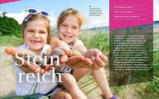 Zwei Kinder zeigen Steine in die Kamera, daneben steht der Schriftzug Steinreich