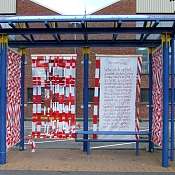 Haltestelle mit rotem Absperrband als Wände