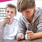 zwei Jungs, links Textüberschrift: Gigantenskelette und Erdbeben im Vulkan mit dazugehörigem Text