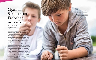 zwei Jungs, links Textüberschrift: Gigantenskelette und Erdbeben im Vulkan mit dazugehörigem Text