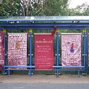 Haltestelle, die mit Schokolade dekoriert ist