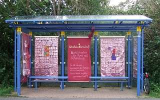 Haltestelle, die mit Schokolade dekoriert ist