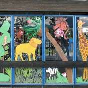 Fenster, die mit Tieren bemalt sind