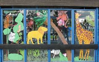 Fenster, die mit Tieren bemalt sind
