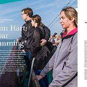 Menschen auf Schiff, links Textüberschrift: Rüm Hart, kloar Kimming* mit dazugehörigem Text