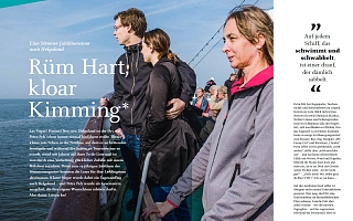 Menschen auf Schiff, links Textüberschrift: Rüm Hart, kloar Kimming* mit dazugehörigem Text