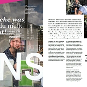 links: Ein Mann mit Broschüren, im Vordergrund die Überschrift "Ich sehe was, was du nicht siehst! Unterwegs in er Fotostadt Hamburg", rechts: Text zum Artikel