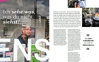 links: Ein Mann mit Broschüren, im Vordergrund die Überschrift "Ich sehe was, was du nicht siehst! Unterwegs in er Fotostadt Hamburg", rechts: Text zum Artikel