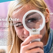 Frau mit Lupe, links Überschrift "Blind Date auf Fehmarn" plus Artikel